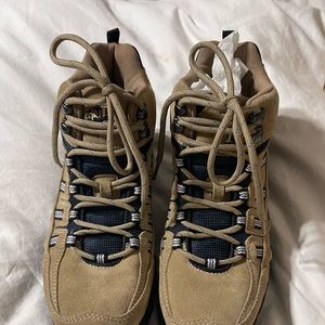 Nevado’s womens hiking boots